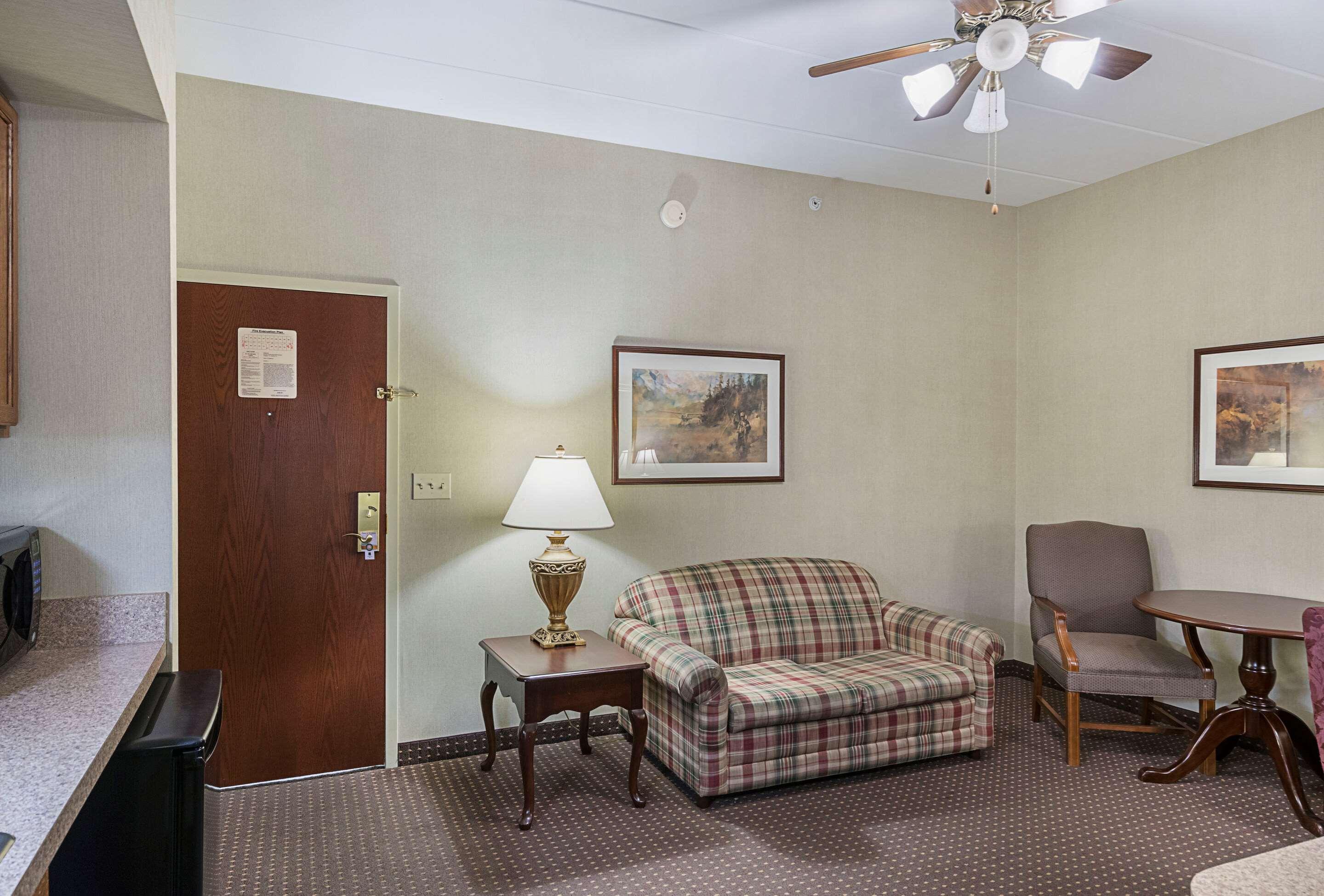 Quality Inn & Suites Skyways Нью-Касл Экстерьер фото