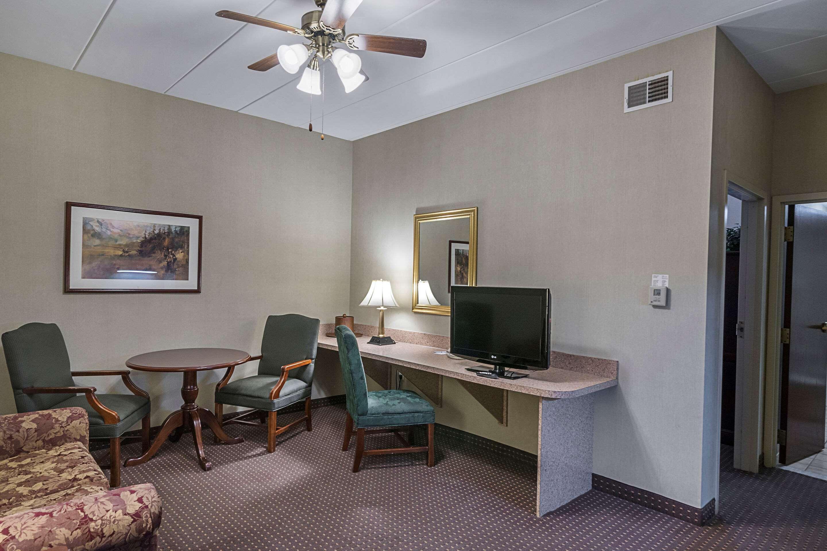 Quality Inn & Suites Skyways Нью-Касл Экстерьер фото