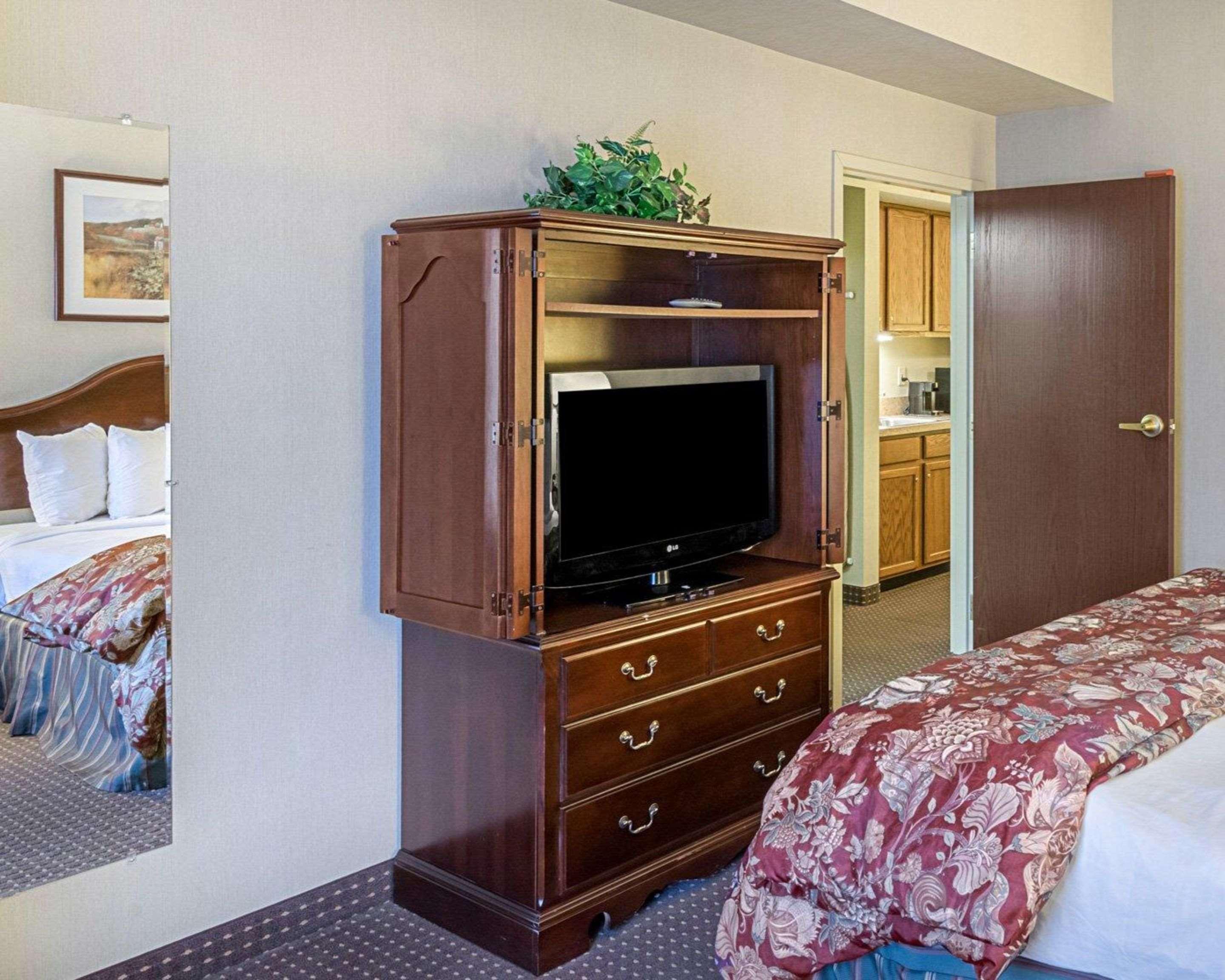 Quality Inn & Suites Skyways Нью-Касл Экстерьер фото