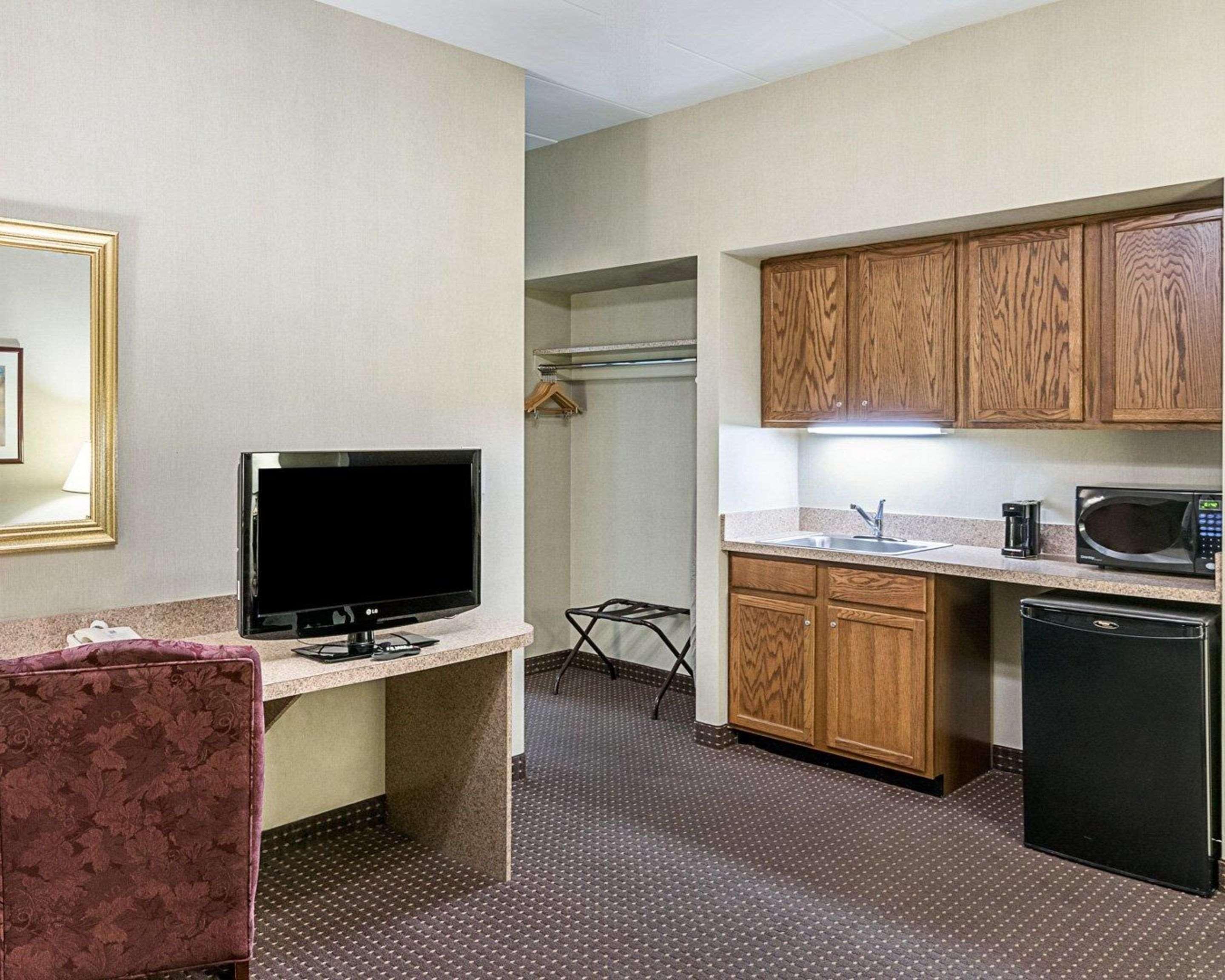 Quality Inn & Suites Skyways Нью-Касл Экстерьер фото