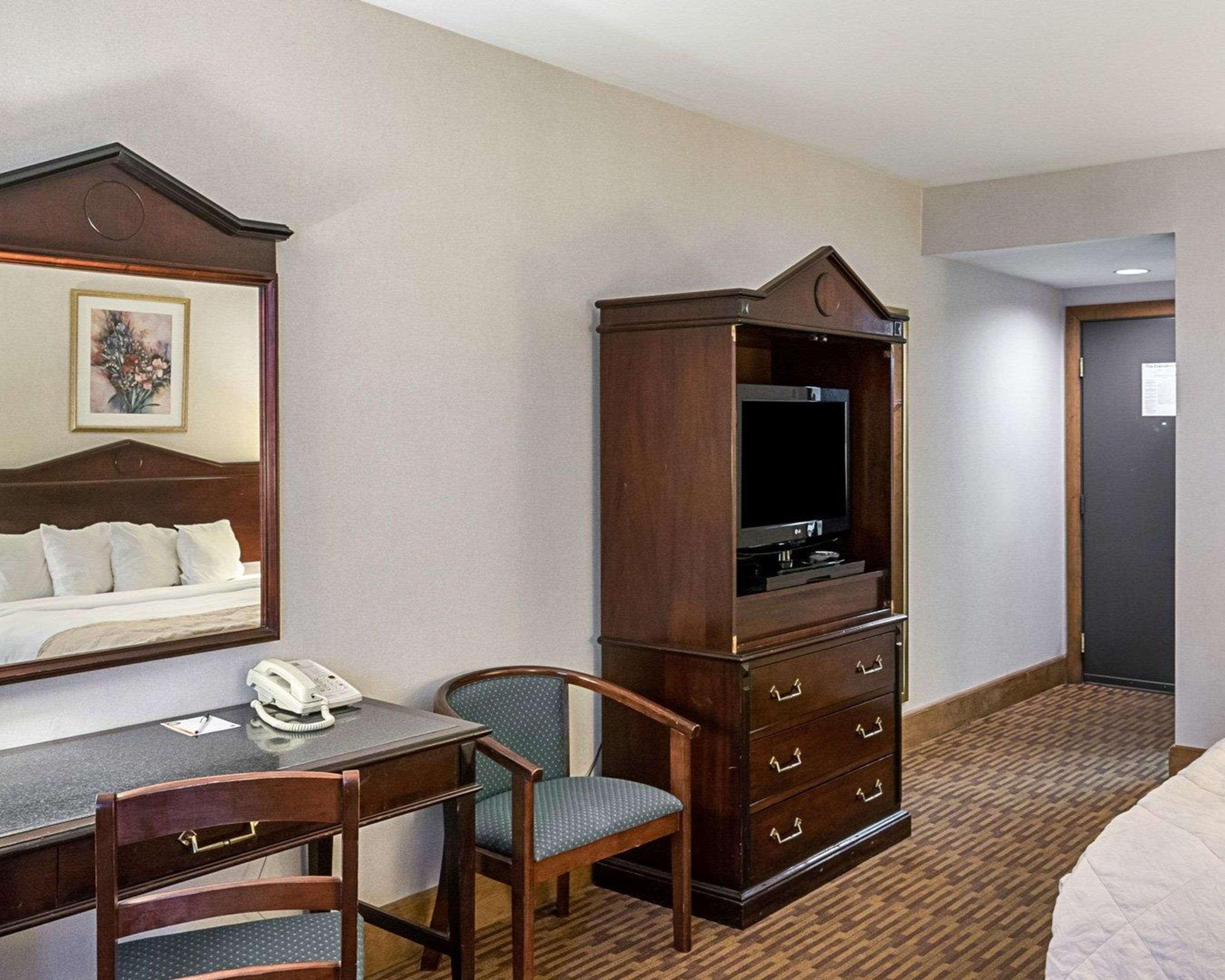 Quality Inn & Suites Skyways Нью-Касл Экстерьер фото