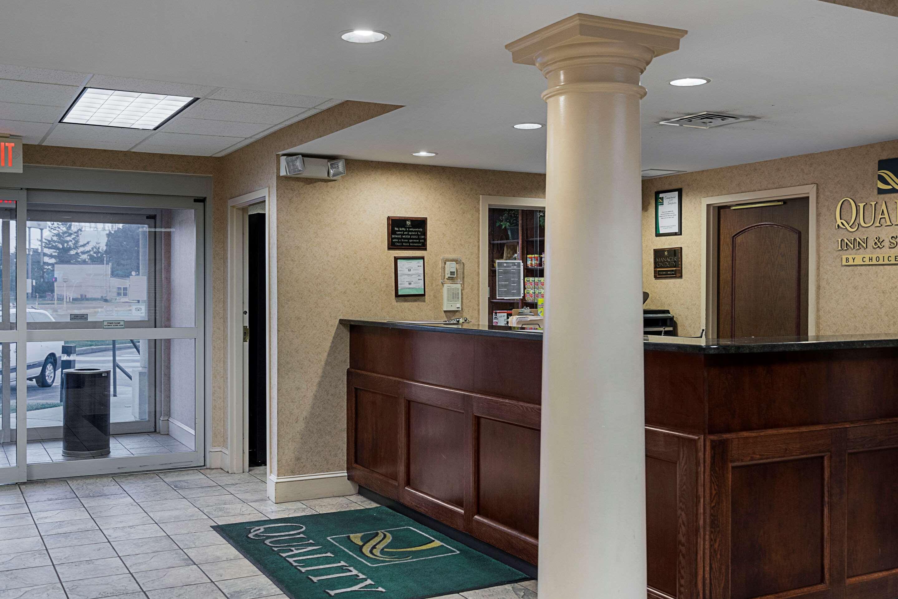 Quality Inn & Suites Skyways Нью-Касл Экстерьер фото