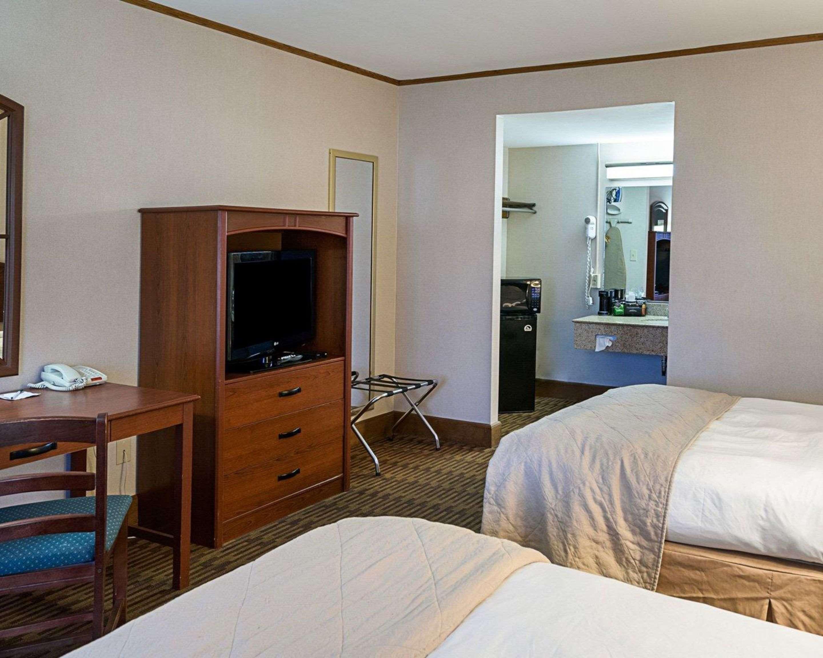 Quality Inn & Suites Skyways Нью-Касл Экстерьер фото