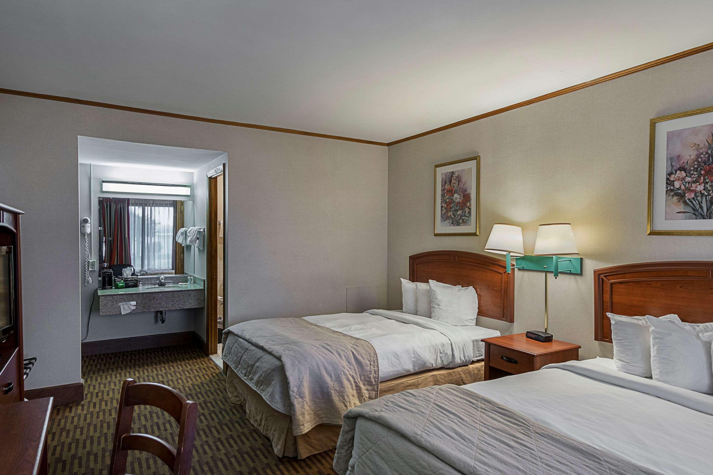 Quality Inn & Suites Skyways Нью-Касл Экстерьер фото