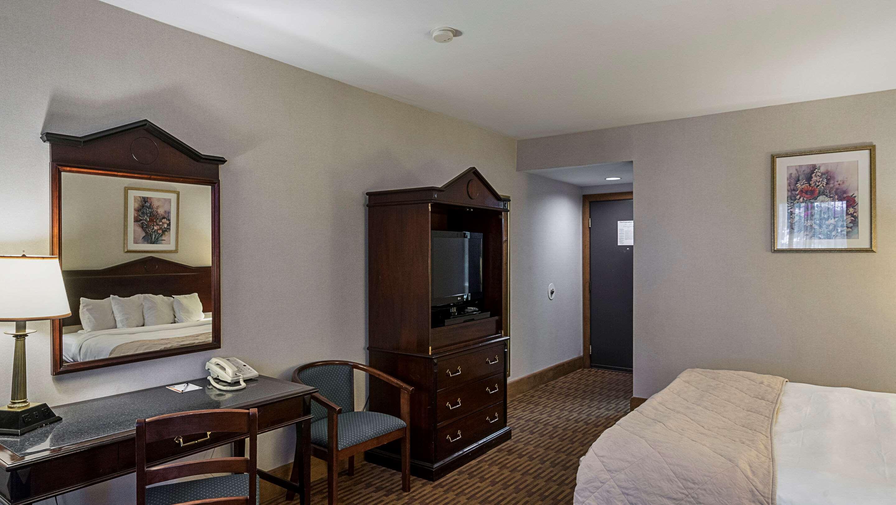 Quality Inn & Suites Skyways Нью-Касл Экстерьер фото