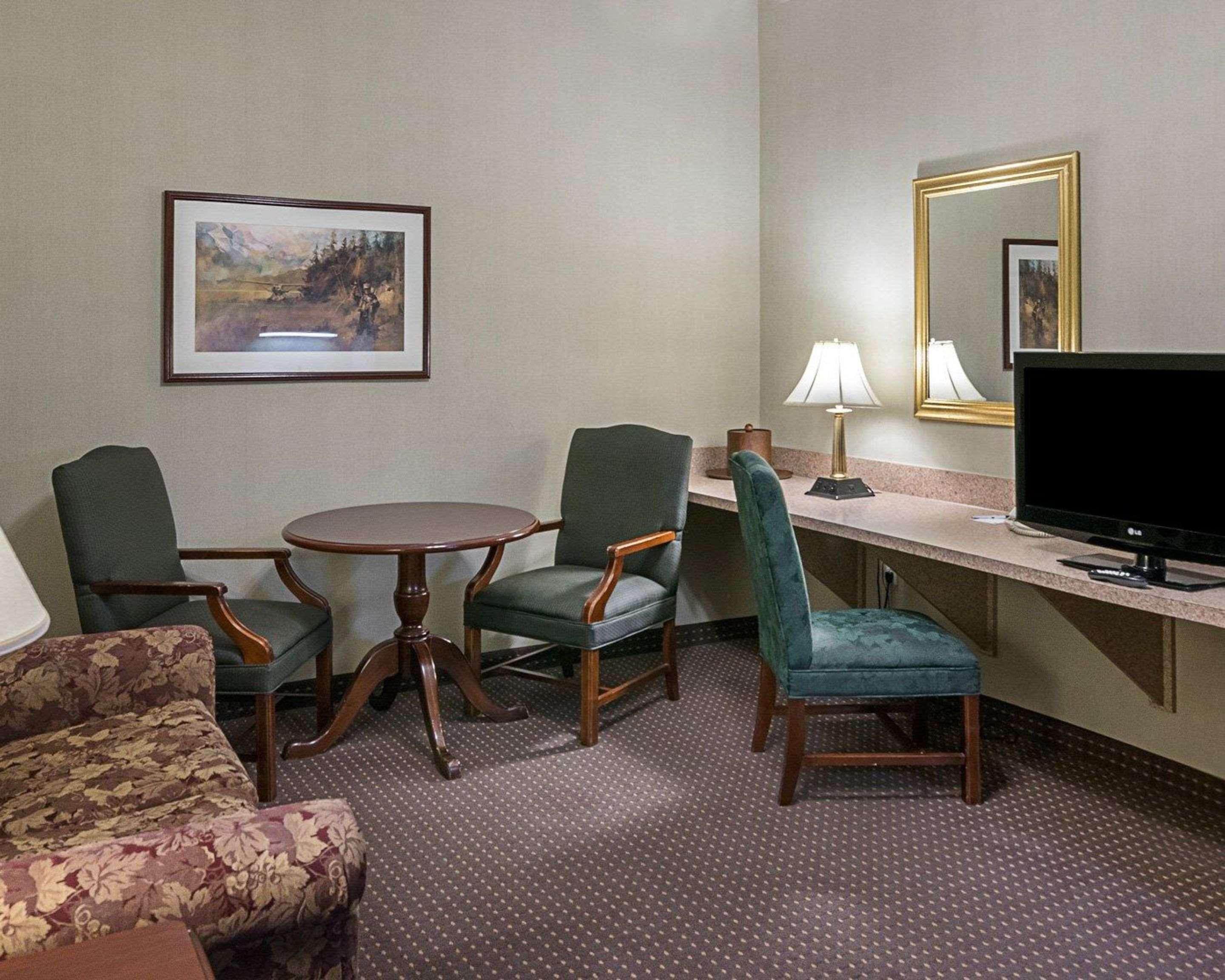 Quality Inn & Suites Skyways Нью-Касл Экстерьер фото