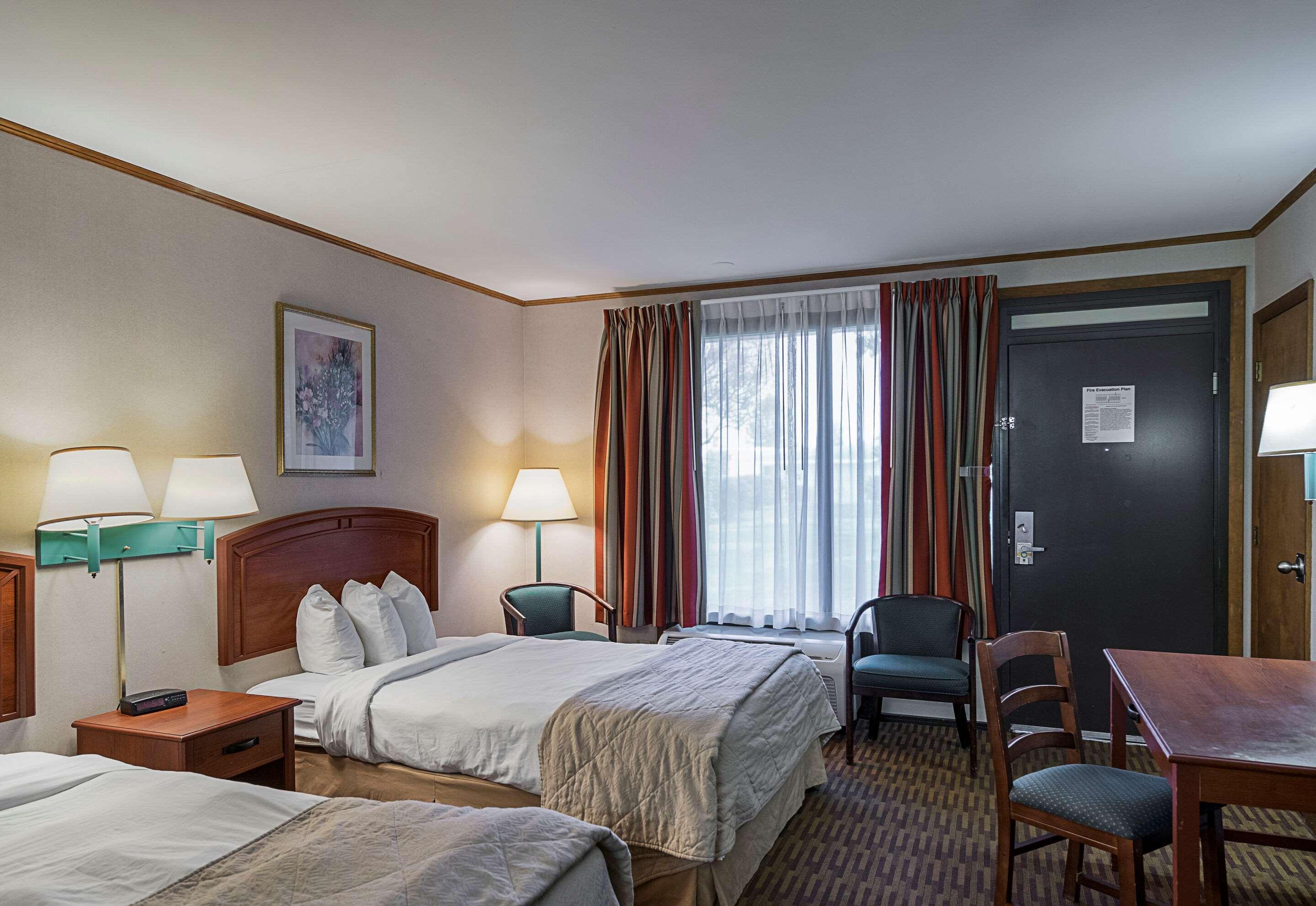 Quality Inn & Suites Skyways Нью-Касл Экстерьер фото