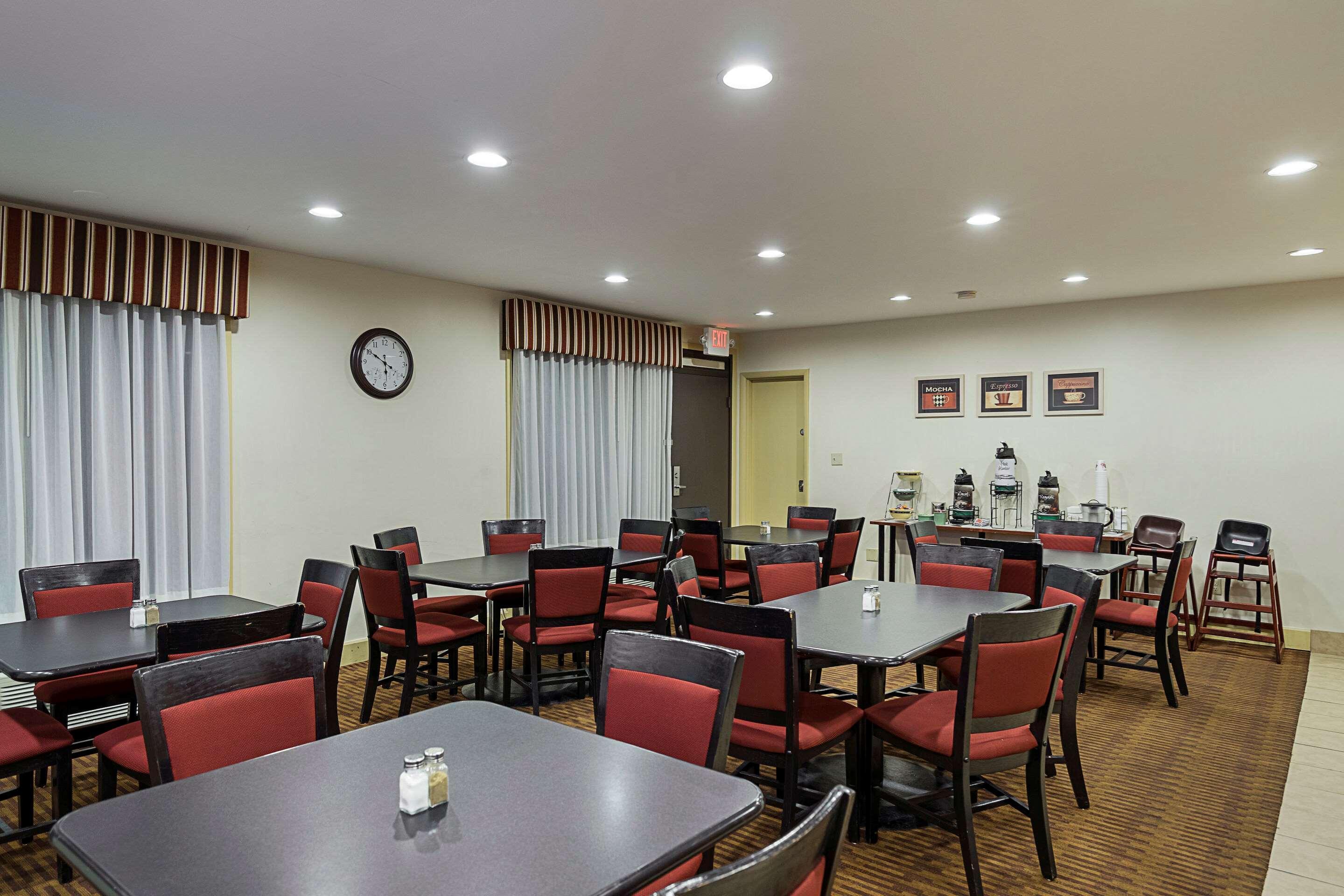 Quality Inn & Suites Skyways Нью-Касл Экстерьер фото