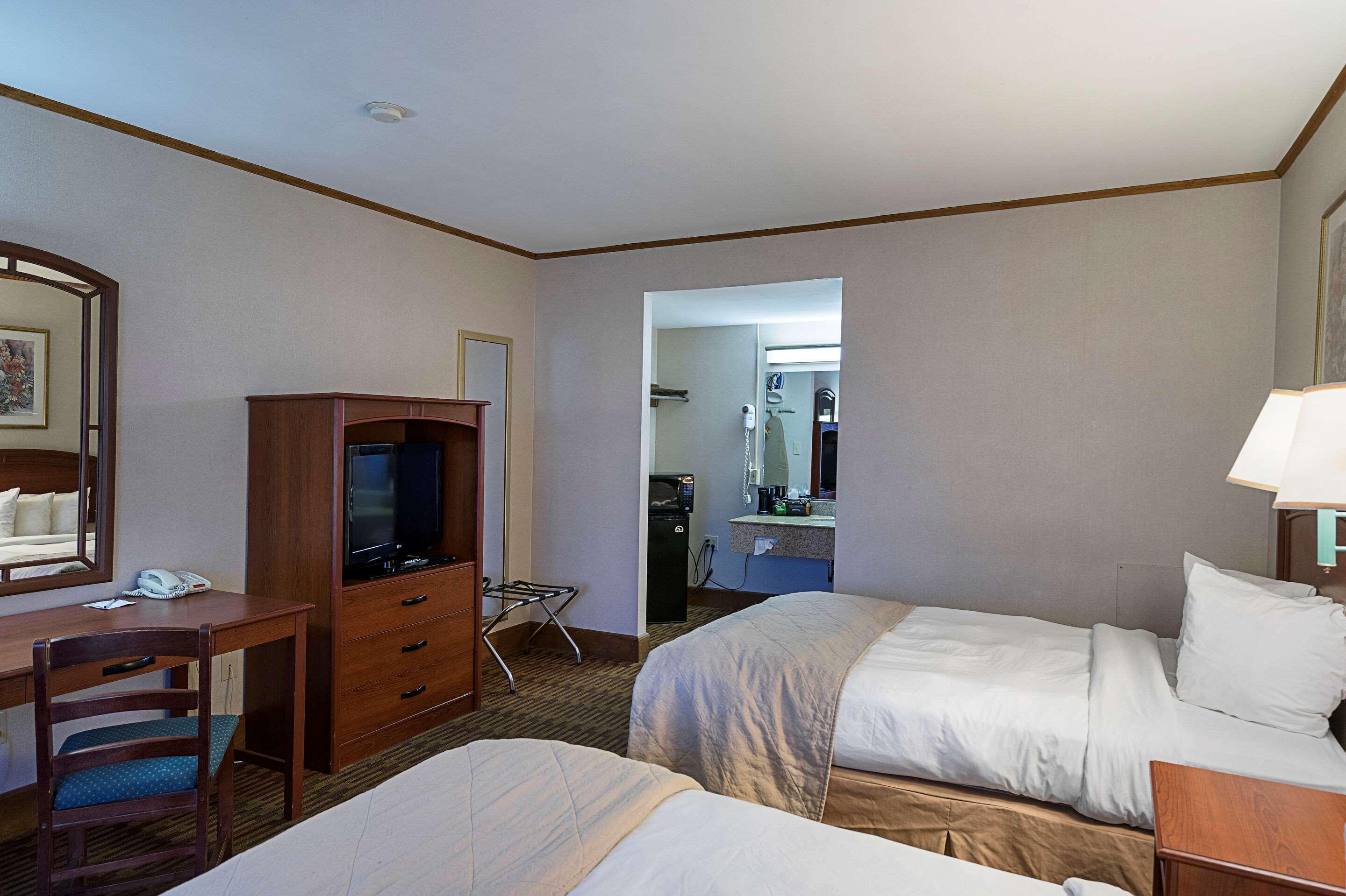 Quality Inn & Suites Skyways Нью-Касл Экстерьер фото