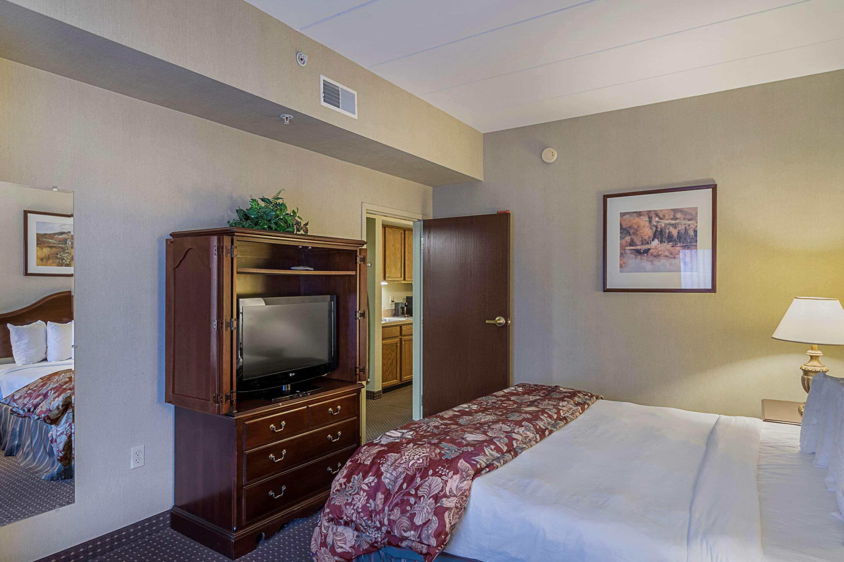 Quality Inn & Suites Skyways Нью-Касл Экстерьер фото