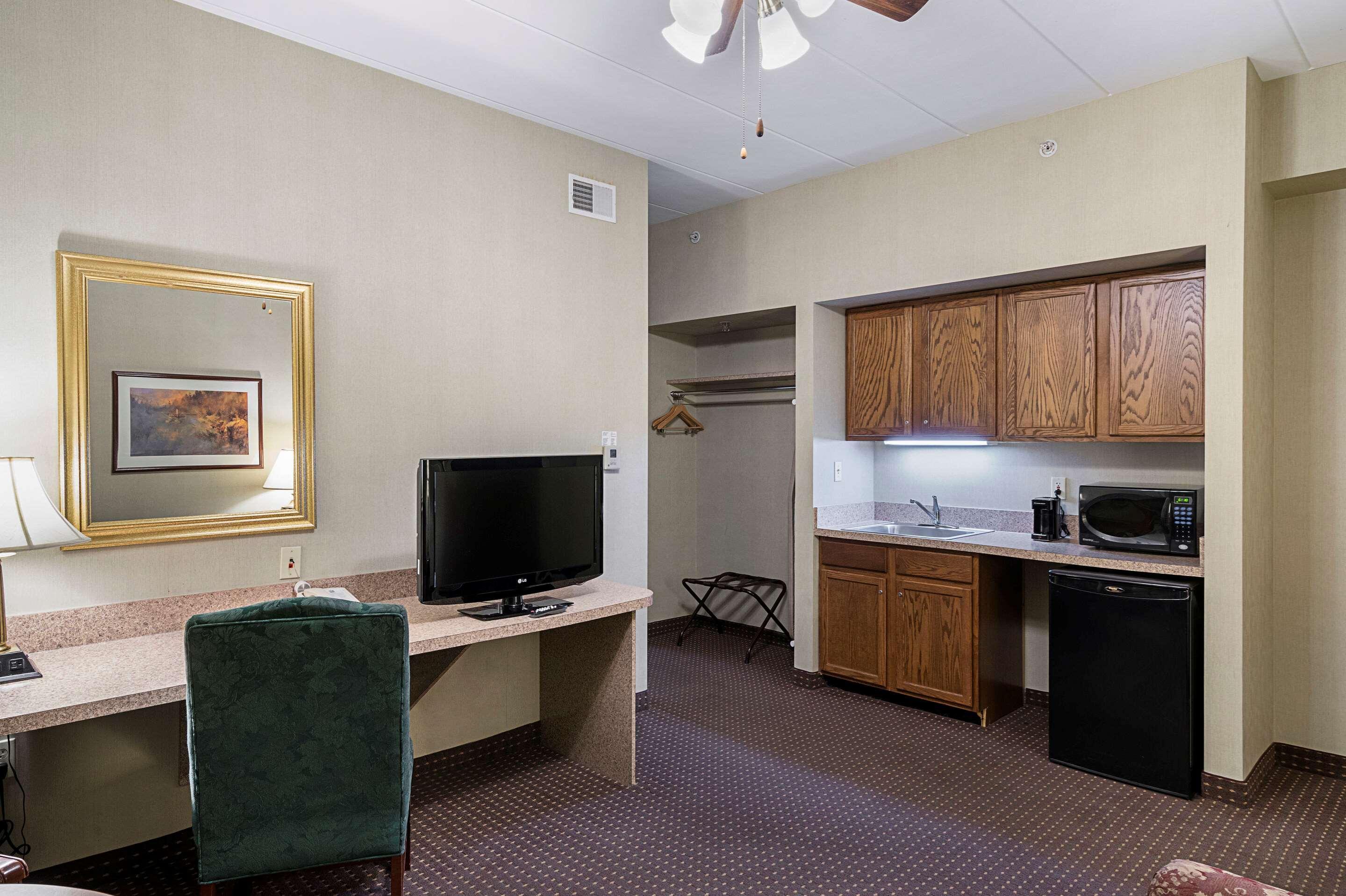 Quality Inn & Suites Skyways Нью-Касл Экстерьер фото